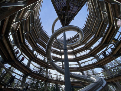 8_Aussichtsturm_und_die_55-Meter-lange-Tunnelrutsche