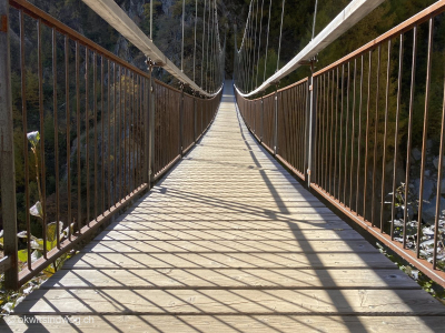 Meraner-Hoehenweg-Wanderung-Haengebruecke