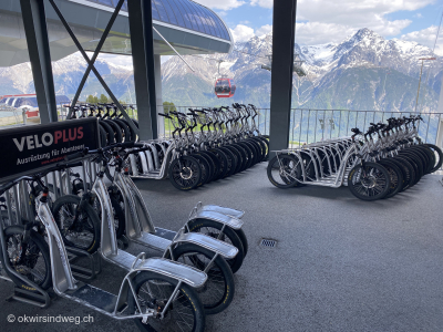 Bergstation-Motta-Naluns-Fahrrad-Trottinett-Talfahrt-Zweiraeder
