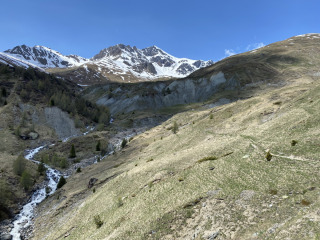 Berg-mit-Schnee-Wanderung-Naluns