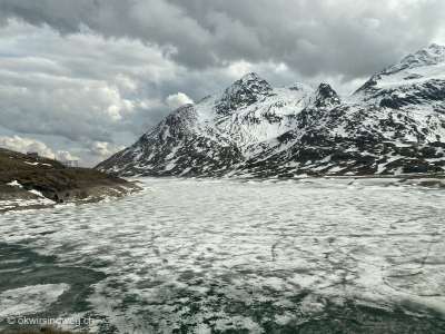 Bergsee-mit-Eis-Berninaexpress-Bernina-Berg-Pass