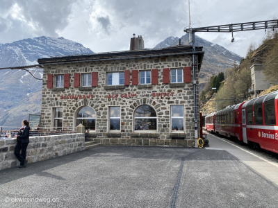 Alp-Gruem_Berninaexpress-Bahnhof-Rhaetische-Bahn-Halt-zum-Aussteigen