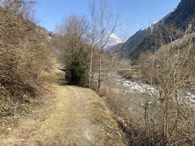 Wanderweg-entlang-der-Reuss