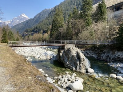 Wanderung-Ruess-Uri-mit-Bristen-im-Hintergrund