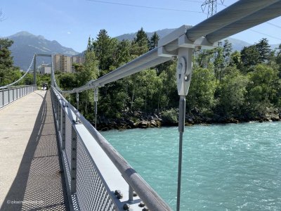 Flusshaengebruecke-auf-Rundwanderung-Chur-Graubuenden-Schweiz