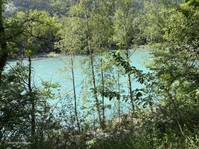 Wanderweg-entlang-des-Rheins-bei-Chur