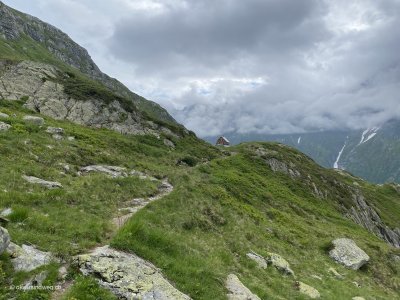 Fruehmorgens_Rueckblick_auf_die_SAC-Berghuette_Gauli