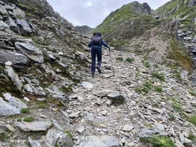 Steiler_Anstieg_Alpinwanderweg_Blau-Weiss-Blau_Alpinwanderung