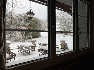 Winterlicher-Blick-aus-dem-Bergrestaurant-Schwaengimatt-Jura-Hoehenweg