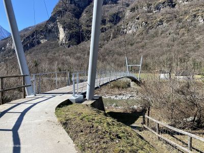 Erste-Hängebrücke-in-Cevio-Bignasco-Maggiatal