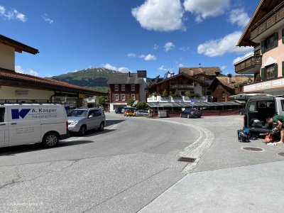 Pany-Dorfplatz-Start-der-Wanderung