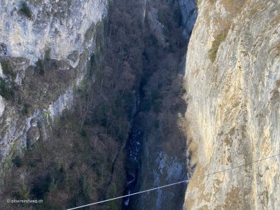 Blick_in_den_Abgrund_Hoehenangast_Schwindelfreiheit_Haengebruecke