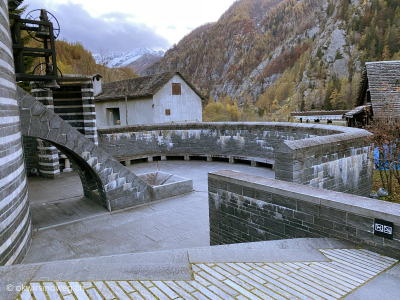 Platz-vor-der-Kirche-in-Mogno-San-Giovanni-Battista-Botta-Kirche