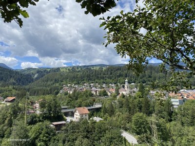 Blick-auf-Thusis-von-Wanderweg