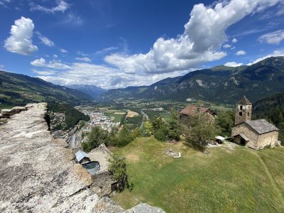 Panorama-von-Hohen-Raetien-aufs-Domleschg