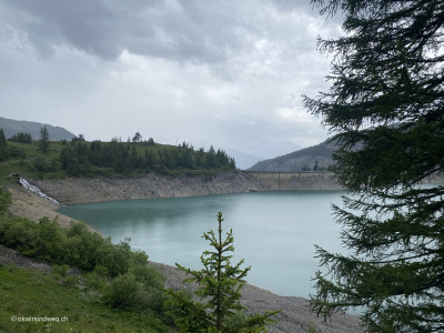 Blick-auf-Stausee-Tseuzier