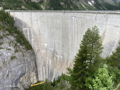 Imposante-Staumauer-Tseuzier-Schweiz