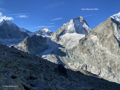 Dent_Blanche_einer-der-hoechsten-Berg-der-Alpen-und-der-Schweiz