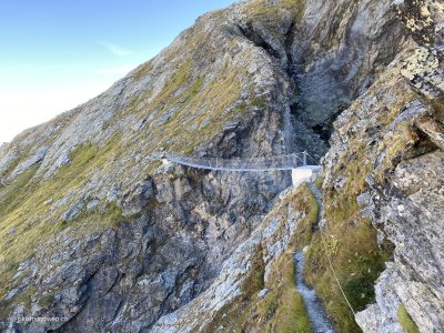 Haengebruecke-Tzina-de-vio-in-den-Schweizer-Alpen