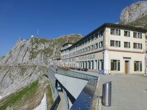 Hotel Pilatus Kulm mit Terrasse