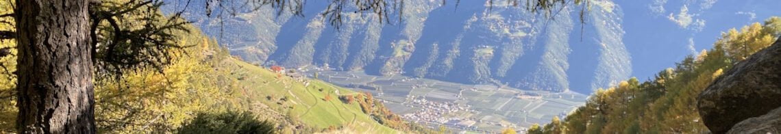 Meraner-Hoehenweg_1000- Stufen-Schlucht-Wanderung-Panorama_1380x400